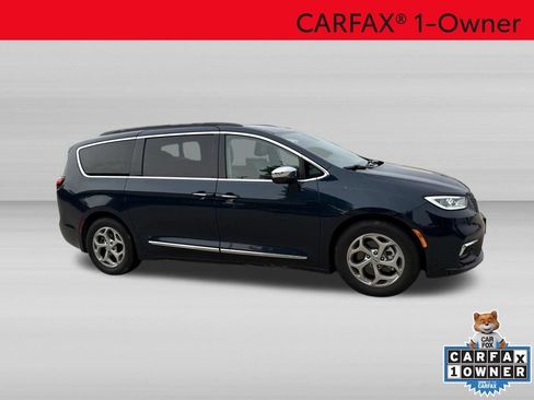 Used 2022 Chrysler Pacifica Limited w/ Uconnect Theater Family Group FWD image 3