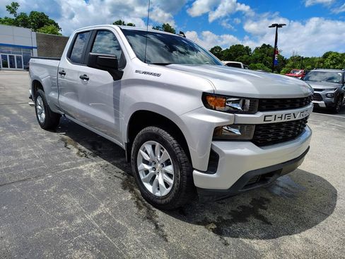 Used 2020 Chevrolet Silverado 1500 Custom w/ Custom Value Package AWD/4WD image 3