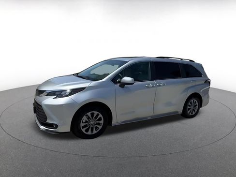 Used 2025 Toyota Sienna XLE FWD image 7