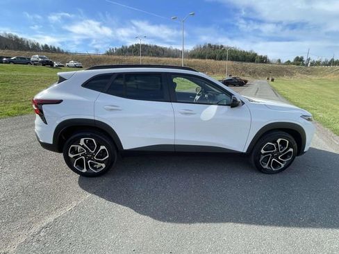 New 2026 Chevrolet Trax RS w/ Sunroof Package FWD image 8