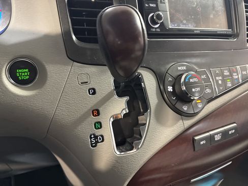 Used 2014 Toyota Sienna XLE image 25