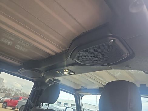 Used 2021 Jeep Gladiator Willys image 35