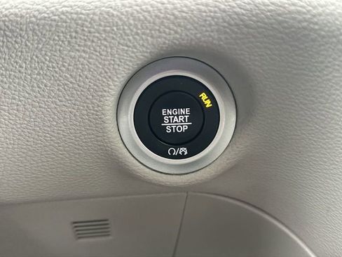 Used 2024 Chrysler Pacifica Limited image 17