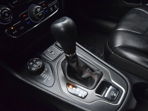 Used 2019 Jeep Cherokee Trailhawk w/ Cold Weather Group AWD/4WD image 22