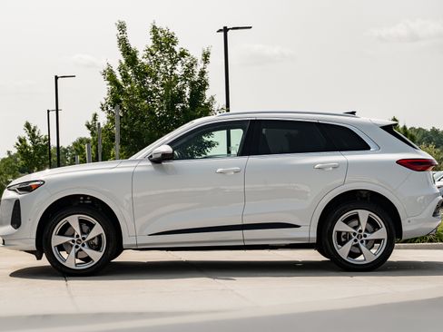 Certified 2025 Audi Q5 Premium Plus w/ Premium Plus AWD/4WD image 6