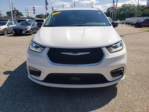 Used 2024 Chrysler Pacifica Touring-L FWD image 9
