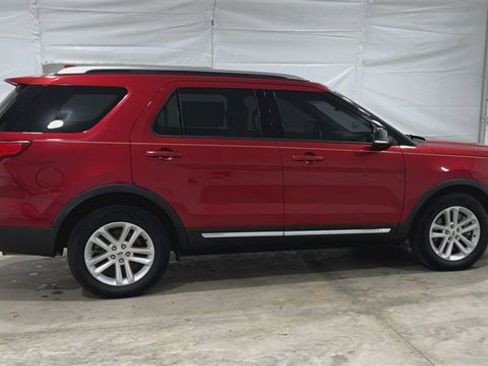 Used 2016 Ford Explorer XLT w/ Equipment Group 202A image 9