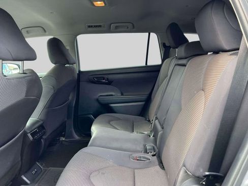 Used 2021 Toyota Highlander LE image 7