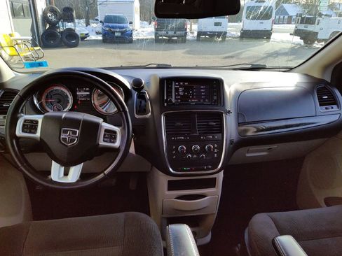 Used 2018 Dodge Grand Caravan SE w/ UConnect Hands-Free Group image 9