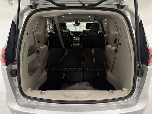 Used 2024 Chrysler Pacifica Touring-L image 16