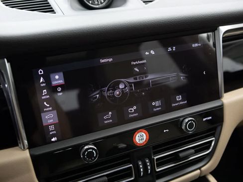 Certified 2026 Porsche Macan AWD/4WD image 15