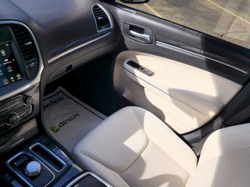 Used 2018 Chrysler 300 Touring RWD image 23