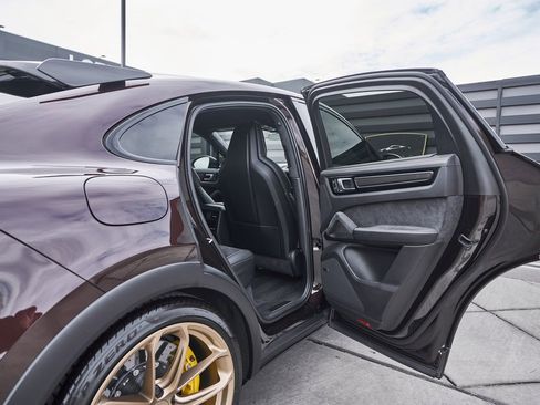 Used 2022 Porsche Cayenne Turbo GT image 25