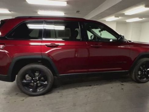 Used 2024 Jeep Grand Cherokee Limited w/ Black Appearance Package image 9