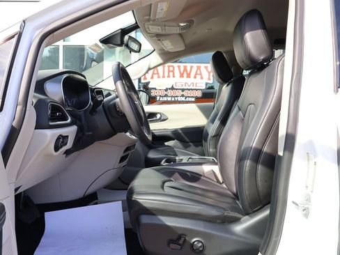 Used 2024 Chrysler Pacifica Touring-L FWD image 12