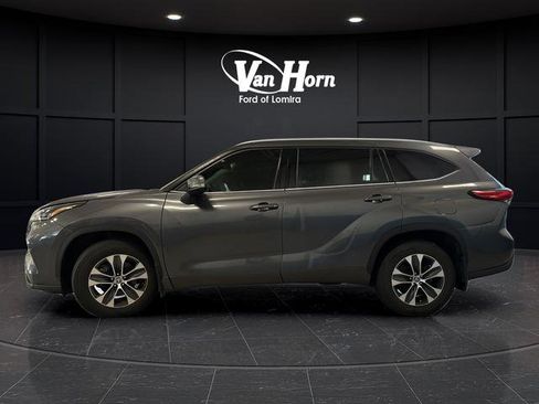 Used 2021 Toyota Highlander XLE AWD/4WD image 4