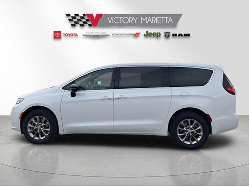 New 2026 Chrysler Pacifica Select image 2