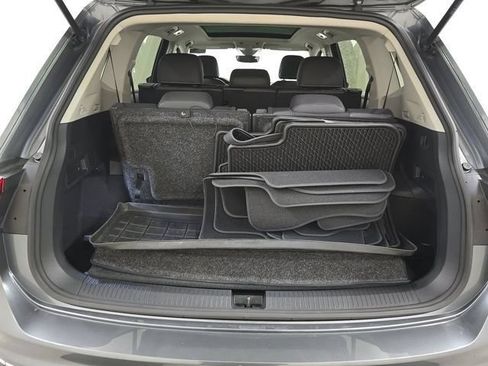 Used 2023 Volkswagen Tiguan SE w/ Panoramic Sunroof Package FWD image 12