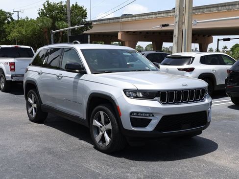 Used 2022 Jeep Grand Cherokee Limited RWD image 2