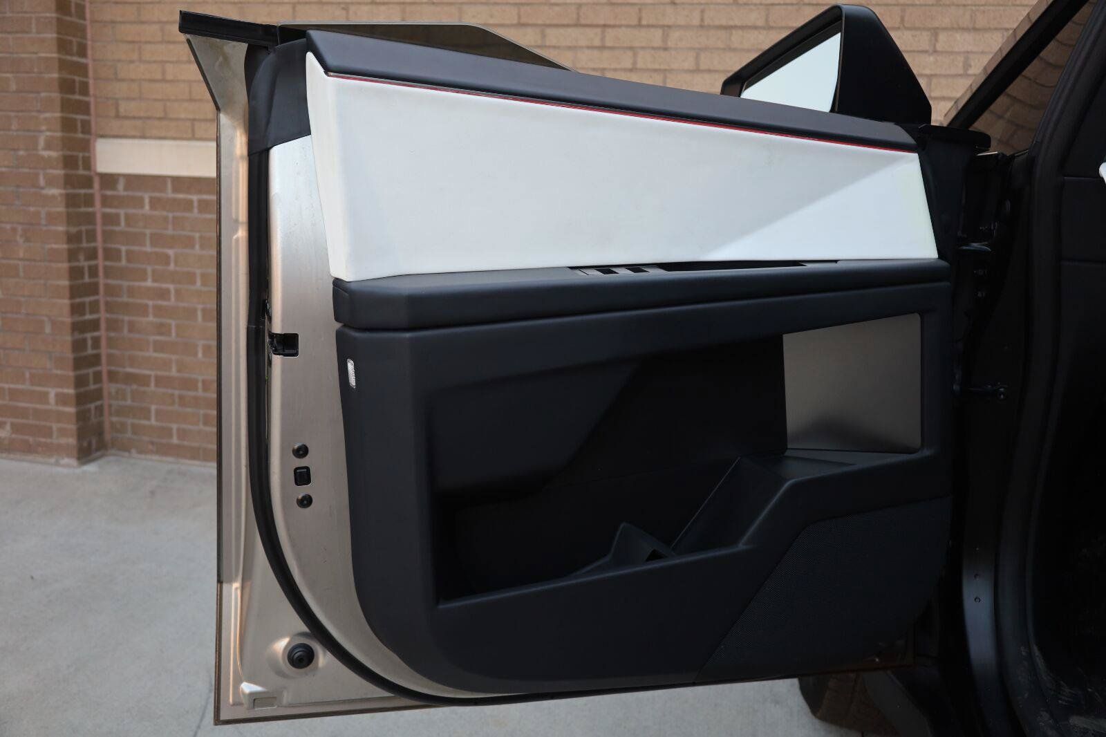 Used 2024 Tesla Cybertruck AWD Crew Cab image 15
