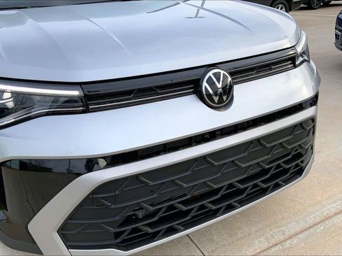 Certified 2025 Volkswagen Taos SE image 27