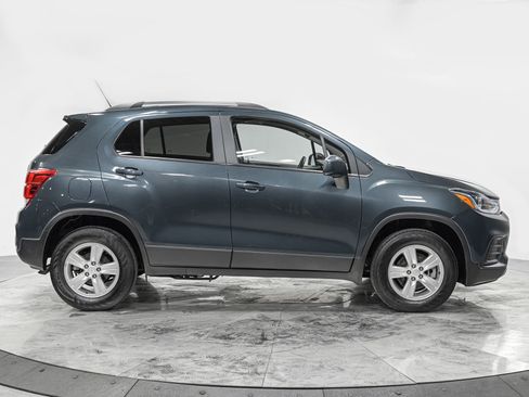 Used 2022 Chevrolet Trax LT w/ LT Convenience Package image 10