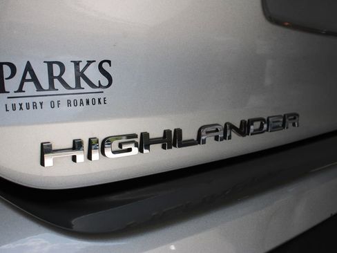Used 2022 Toyota Highlander XLE AWD/4WD image 32