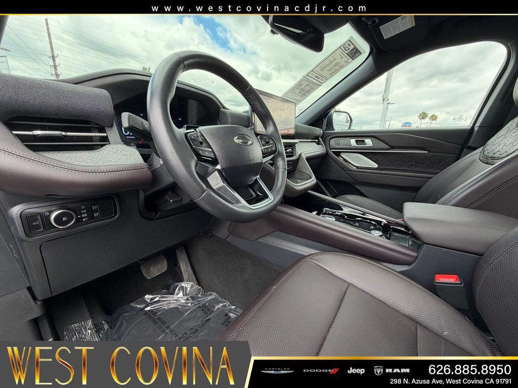 Used 2025 Ford Explorer Platinum w/ LUX Leather Package AWD/4WD image 29