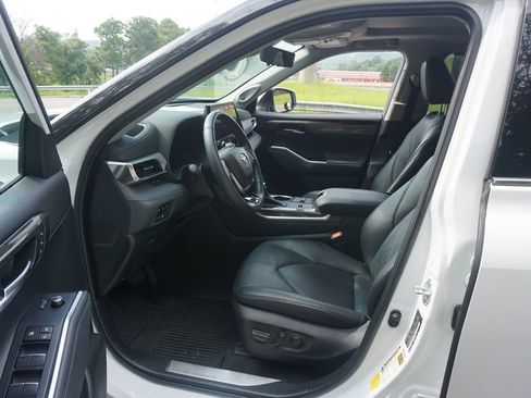 Used 2023 Toyota Highlander Platinum FWD image 2