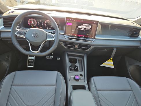 New 2026 Volkswagen Tiguan SE R-Line AWD/4WD image 8