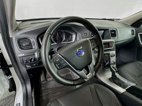 Used 2018 Volvo V60 T5 Dynamic w/ Vision Package image 9