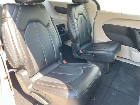 Used 2023 Chrysler Pacifica Touring-L image 17