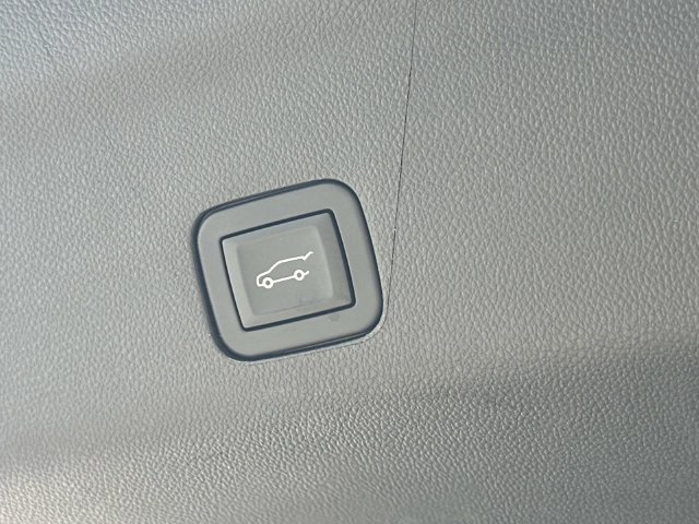 Used 2025 GMC Yukon AT4 Ultimate AWD/4WD image 9