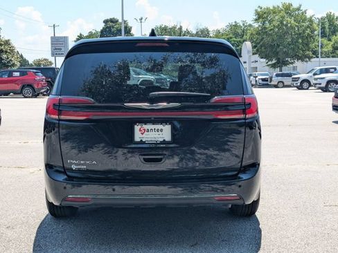 Used 2025 Chrysler Pacifica Select FWD image 4