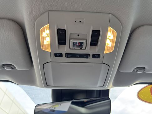 Used 2020 Toyota Highlander Limited image 3