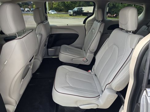 Used 2020 Chrysler Pacifica Limited w/ Advanced Safetytec Group FWD image 12
