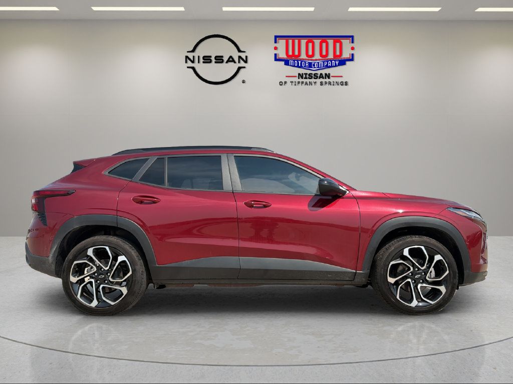 Used 2025 Chevrolet Trax RS w/ Sunroof Package FWD image 2
