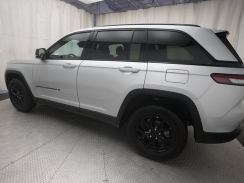 Used 2025 Jeep Grand Cherokee Altitude AWD/4WD image 33