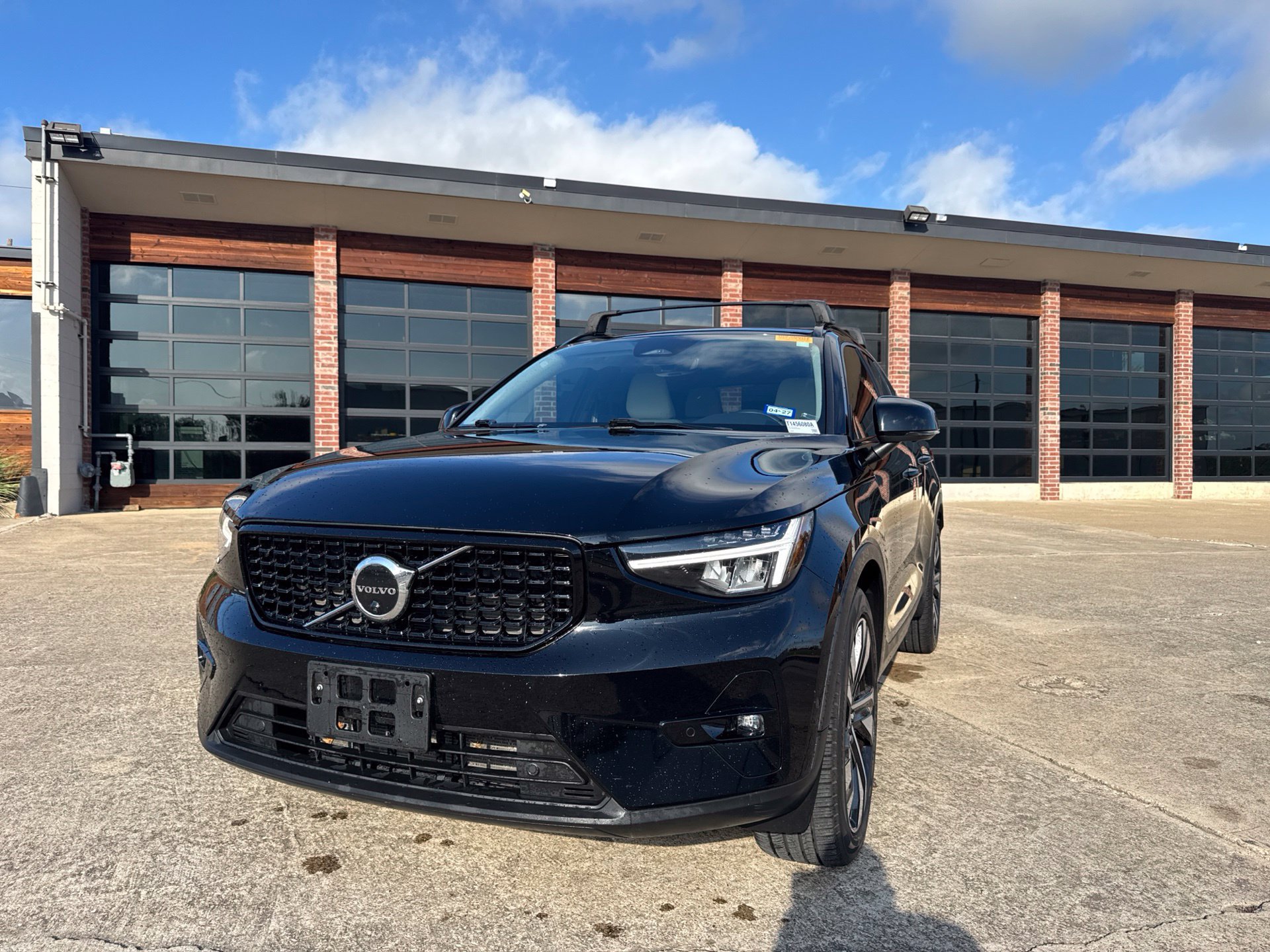 Used 2023 Volvo XC40 B5 Ultimate w/ Protection Package Premier AWD/4WD image 1