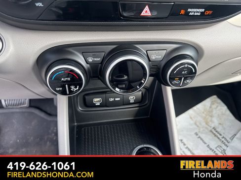 Used 2025 Hyundai Venue SEL image 26