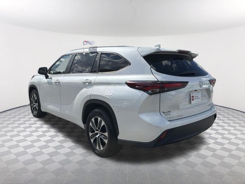 Certified 2025 Toyota Highlander XLE FWD image 16