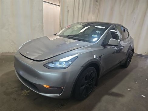 Used 2025 Tesla Model Y Long Range AWD/4WD image 3