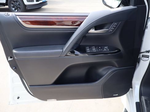 Used 2019 Lexus LX 570 4WD w/ Luxury Package image 12
