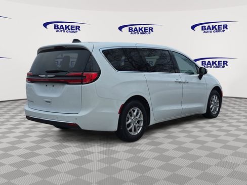 Used 2023 Chrysler Pacifica Touring-L image 3