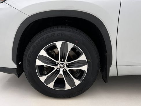 Used 2021 Toyota Highlander XLE AWD/4WD image 27
