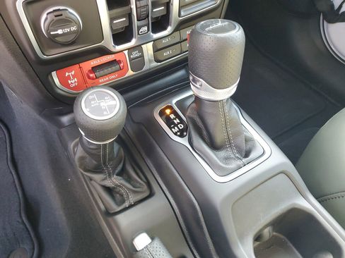 Used 2025 Jeep Gladiator Mojave AWD/4WD image 26