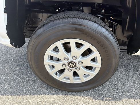 Certified 2025 Toyota Tacoma SR5 AWD/4WD image 27