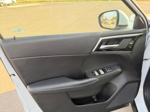 Used 2024 Mitsubishi Outlander SE image 28