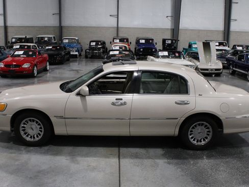 Used 1999 Lincoln Town Car Cartier RWD image 31