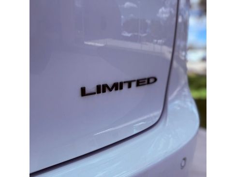 Used 2025 Chrysler Pacifica Limited FWD image 36